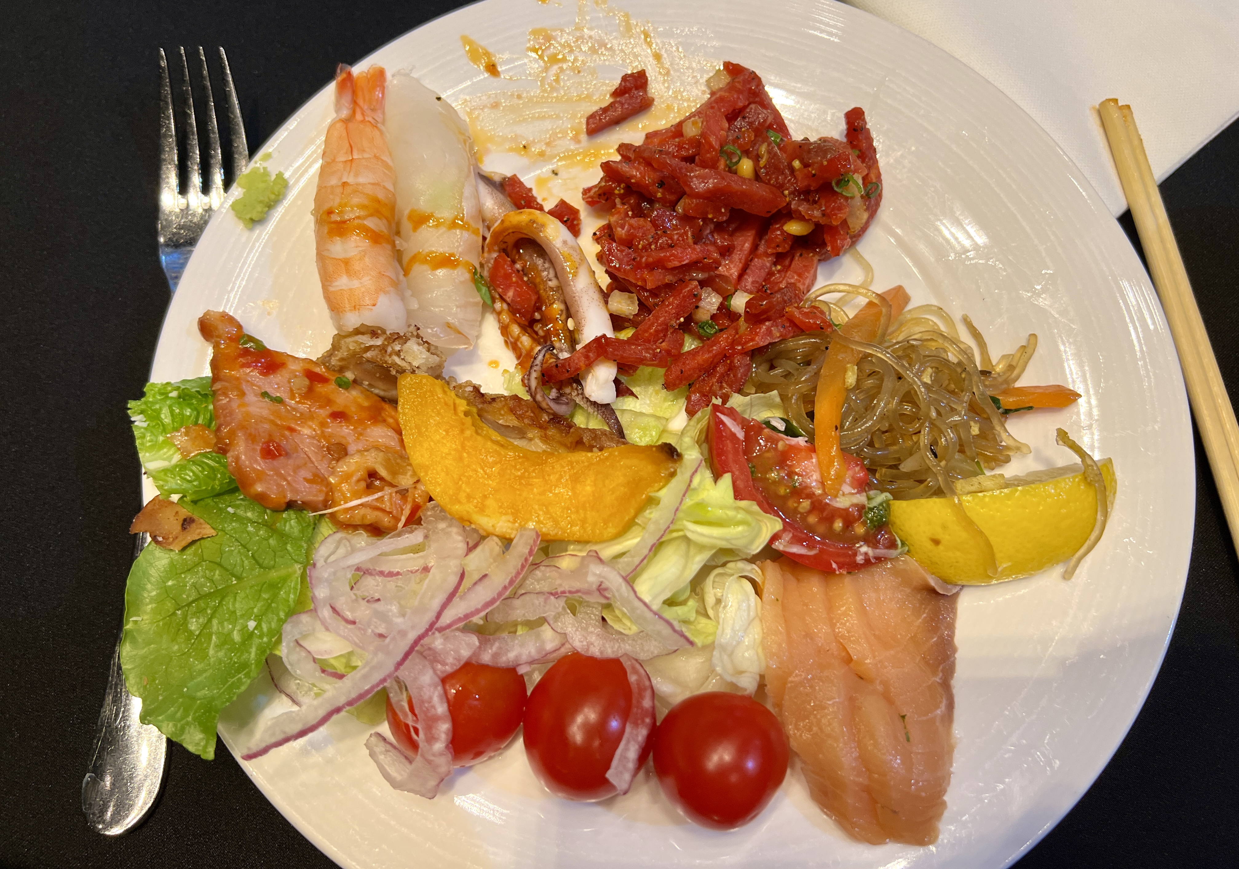 샐러드와 연어 그리고 육회