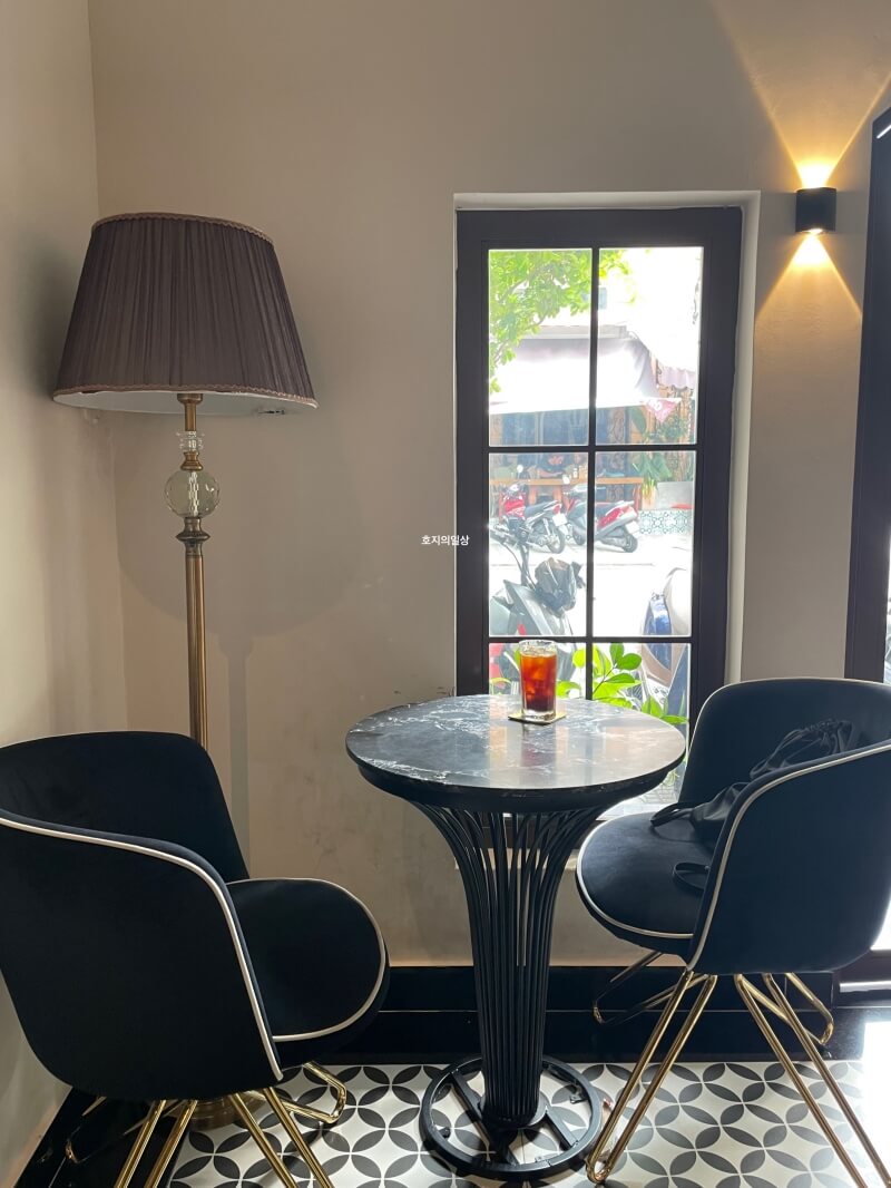 나트랑 카페 맛집 로이스 스페셜티 커피 - 창가석