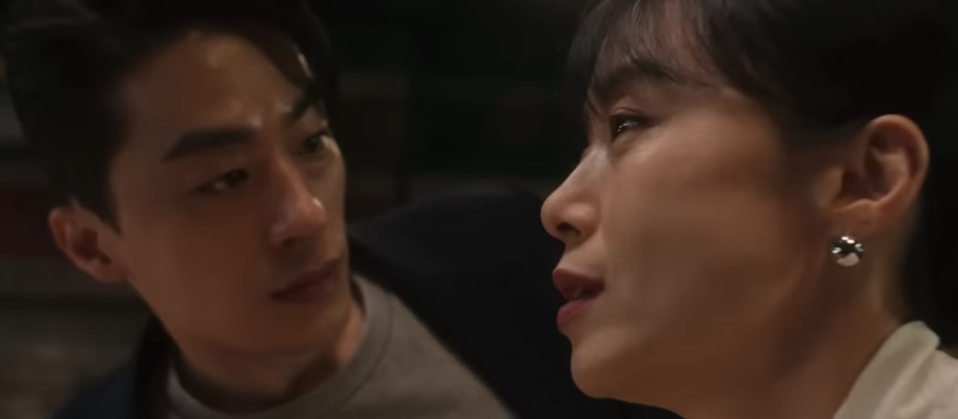 구교환과 전도연이 서로를 바라보는 사진