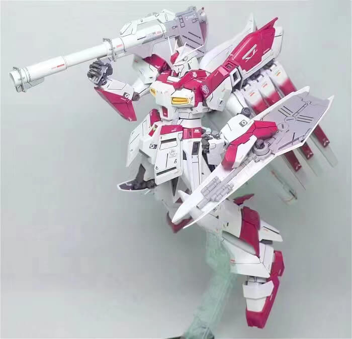 다반 하이뉴 핑크 버전 바주카포를 들고 있는 모습