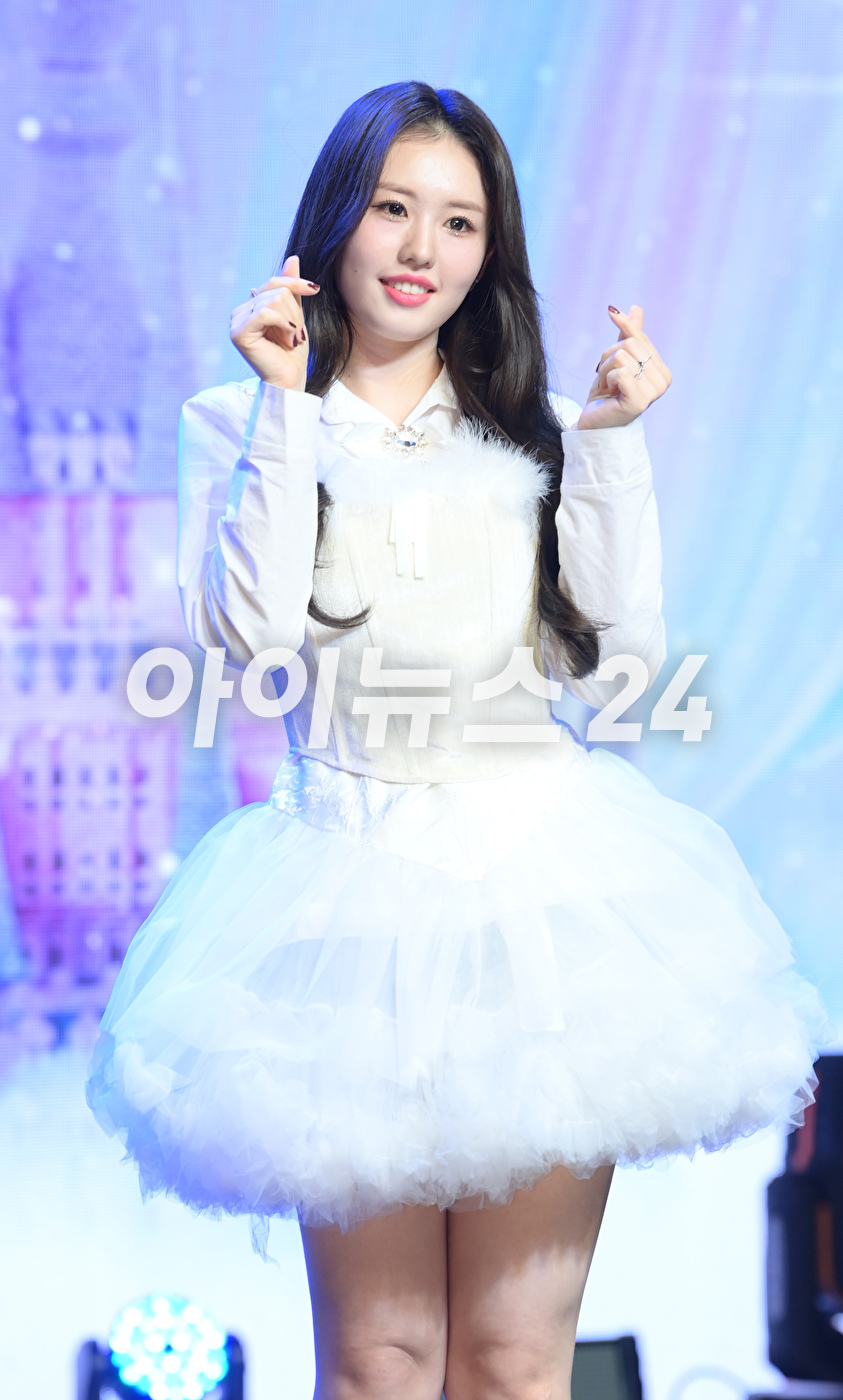 그룹 아일리원 하나가 5일 서울 강남구 청담동 일지아트홀에서 열린 아일리원(ILY:1) 첫 번째 미니앨범 'A DREAM OF ILY:1(어 드림 오브 아일리원)' 쇼케이스에 참석해 포토타임을 갖고 있다. [사진=정소희 기자]