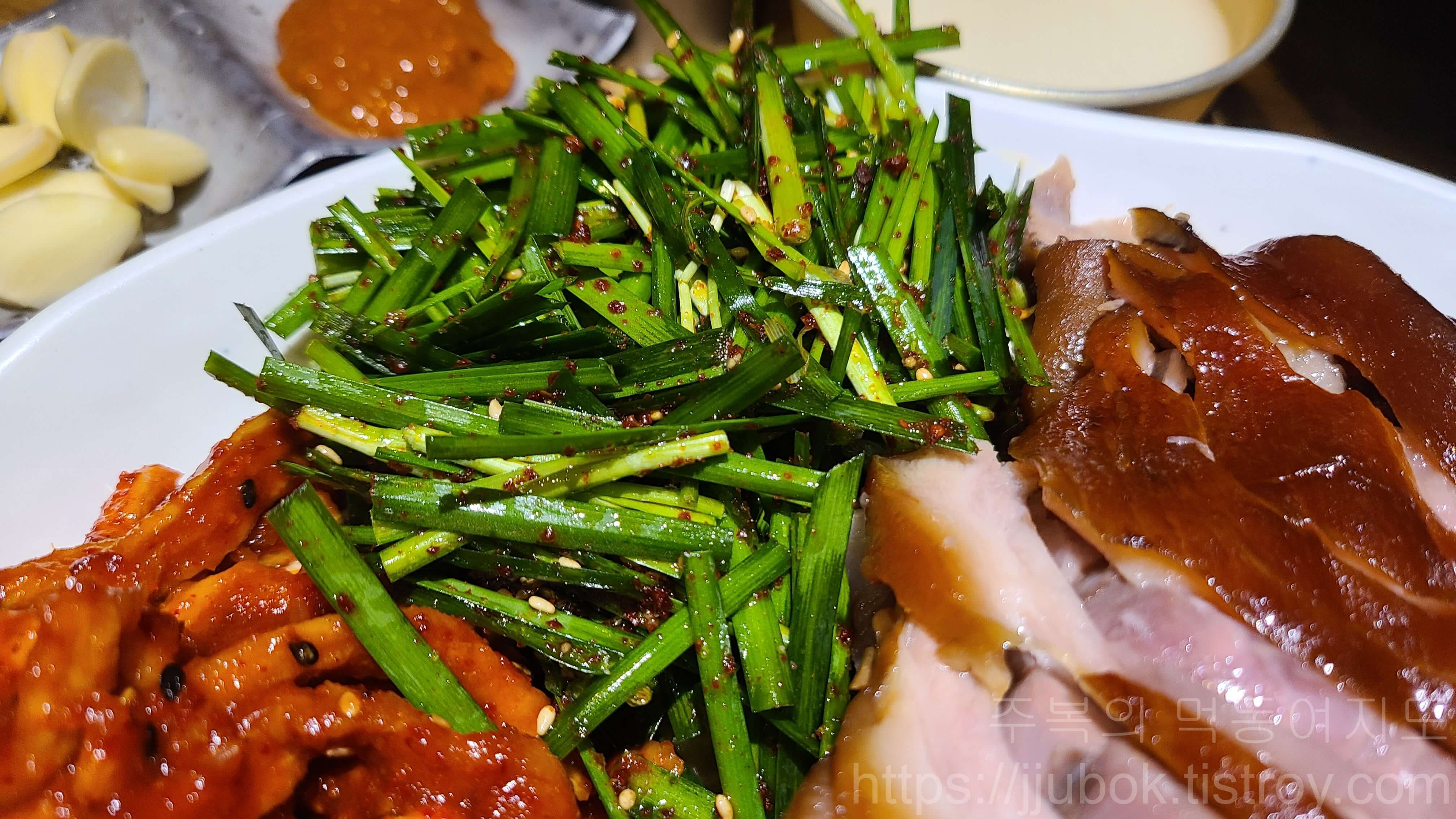 족이맛있는-사또족발-족발-대-부추-무침