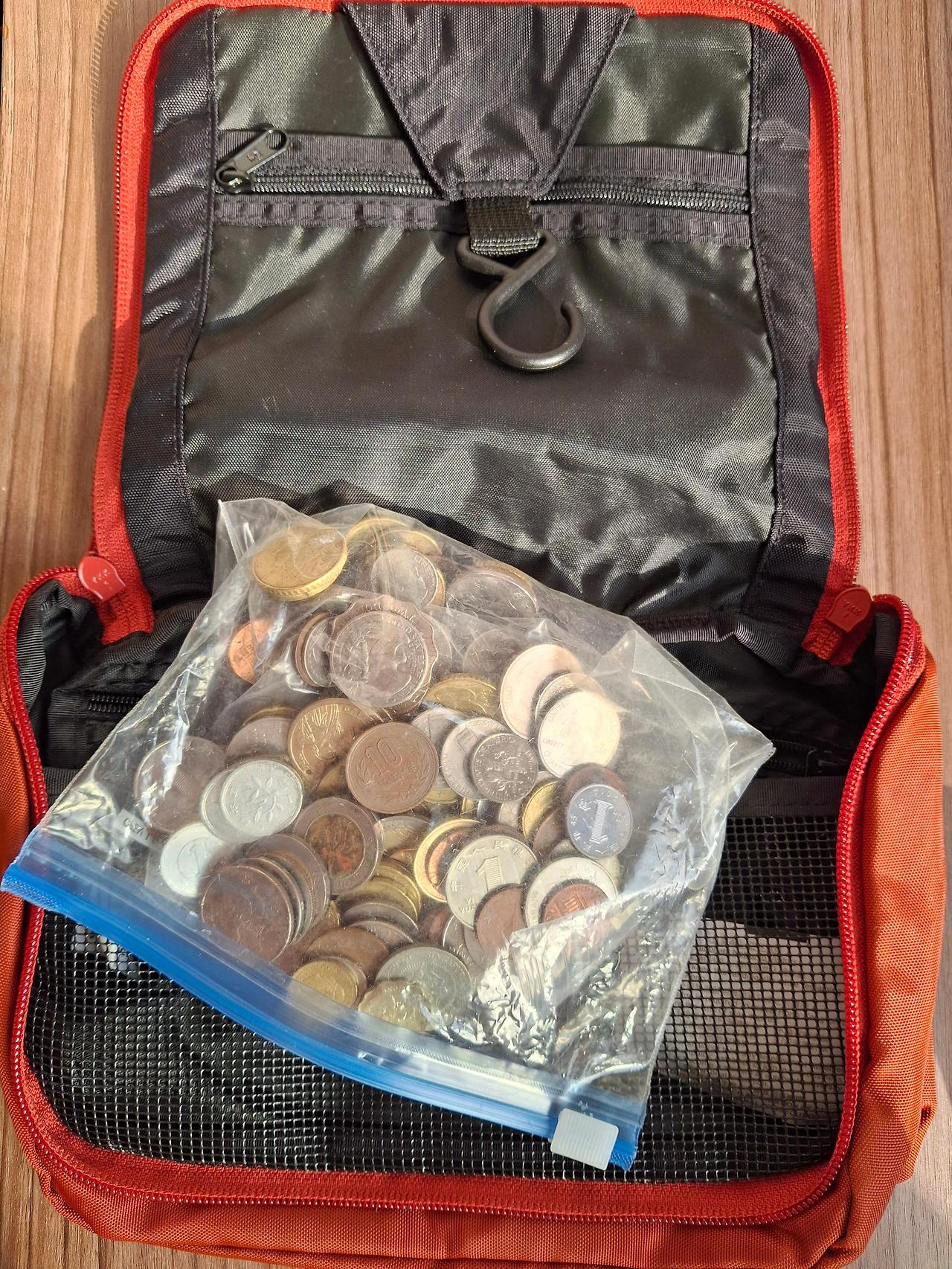 여행용 파우치에 지퍼백으로 분리하여 보관 중인 수많은 해외 동전 사진