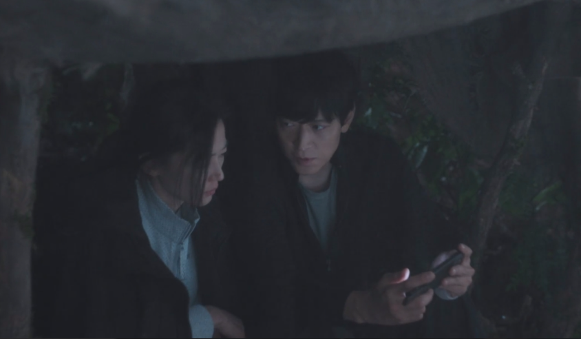 강동원 배우님과 전지현 배우님이 대화하는 모습