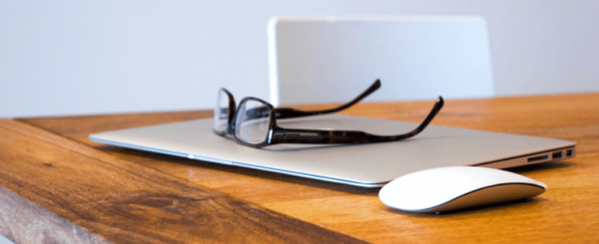 책상위-노트북위-안경