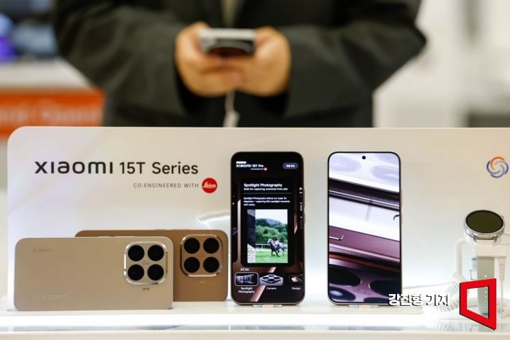 25일 서울 광진구 샤오미 스토어 NC이스트폴 구의점에서 샤오미 15T프로가 전시돼 있다.