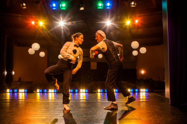 젋은 배우와 경력있는 배우의 사진