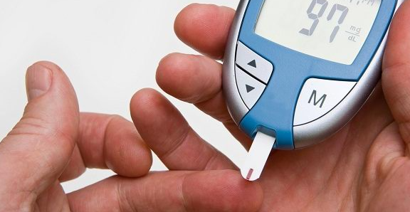 혈당-체크-기계로-체크중