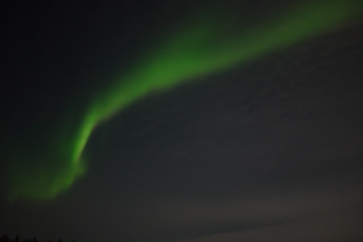 녹색 오로라가 피어나면서 변화하는 모습