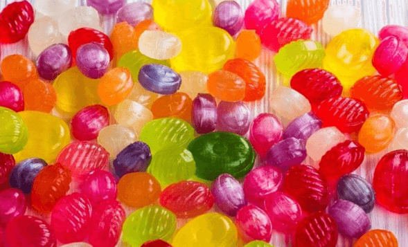 빨간 사탕, 노란 사탕, 초록 사탕, 보라색 사탕, 하얀색 사탕들이 한가득 있다.