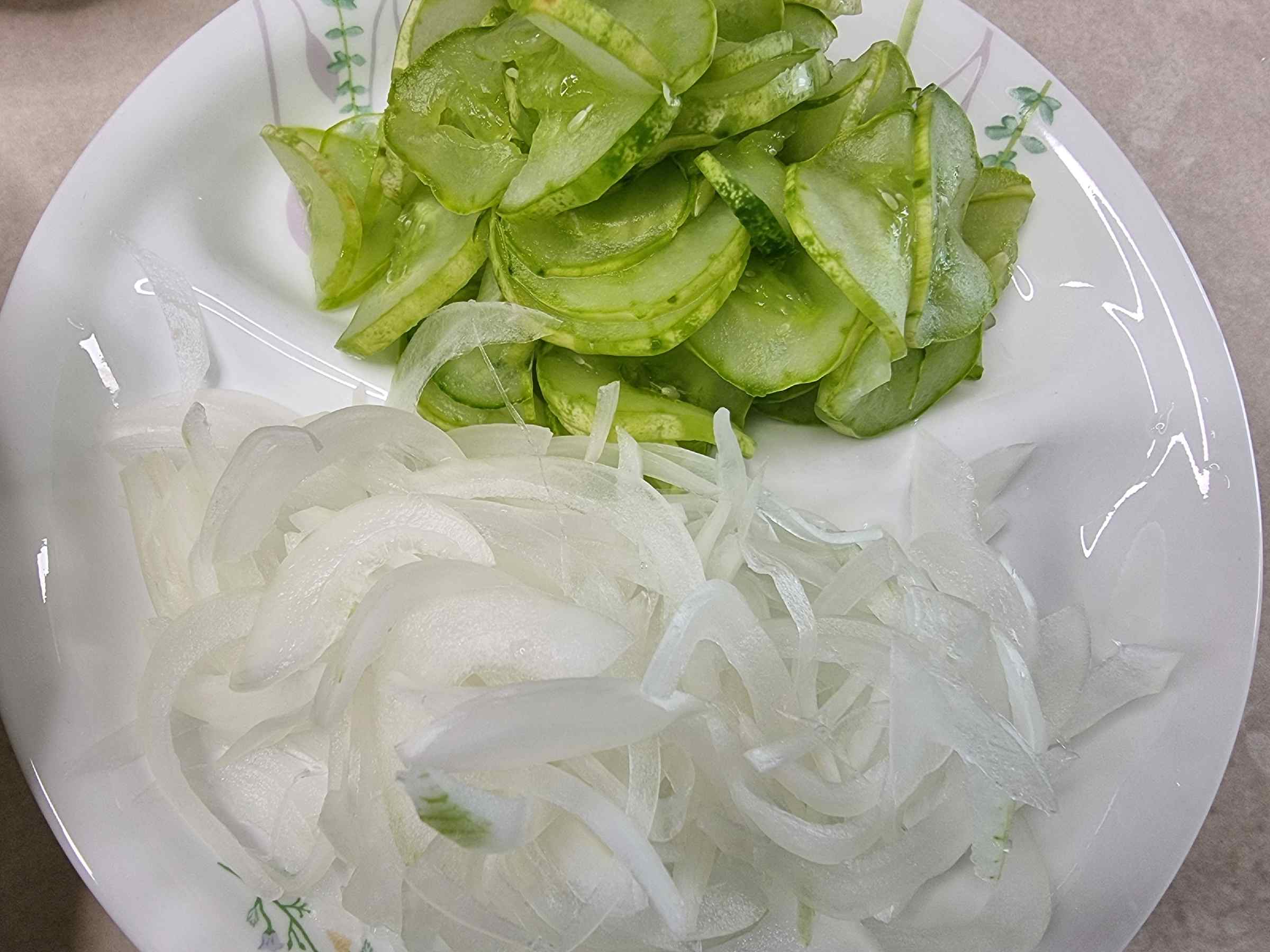 물기를 꼭 짠 오이와 양파