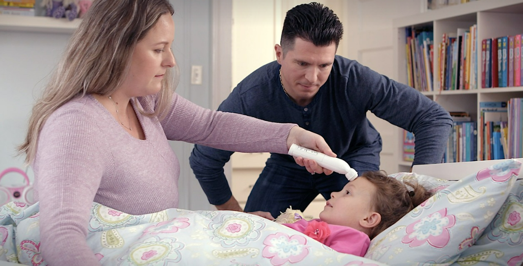 엄마가 체온체크하는 아이사진