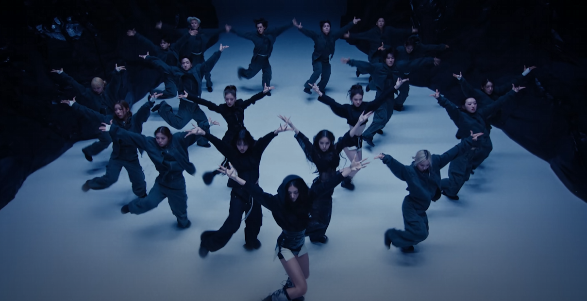 메가크루와 함께 펼치는 군무