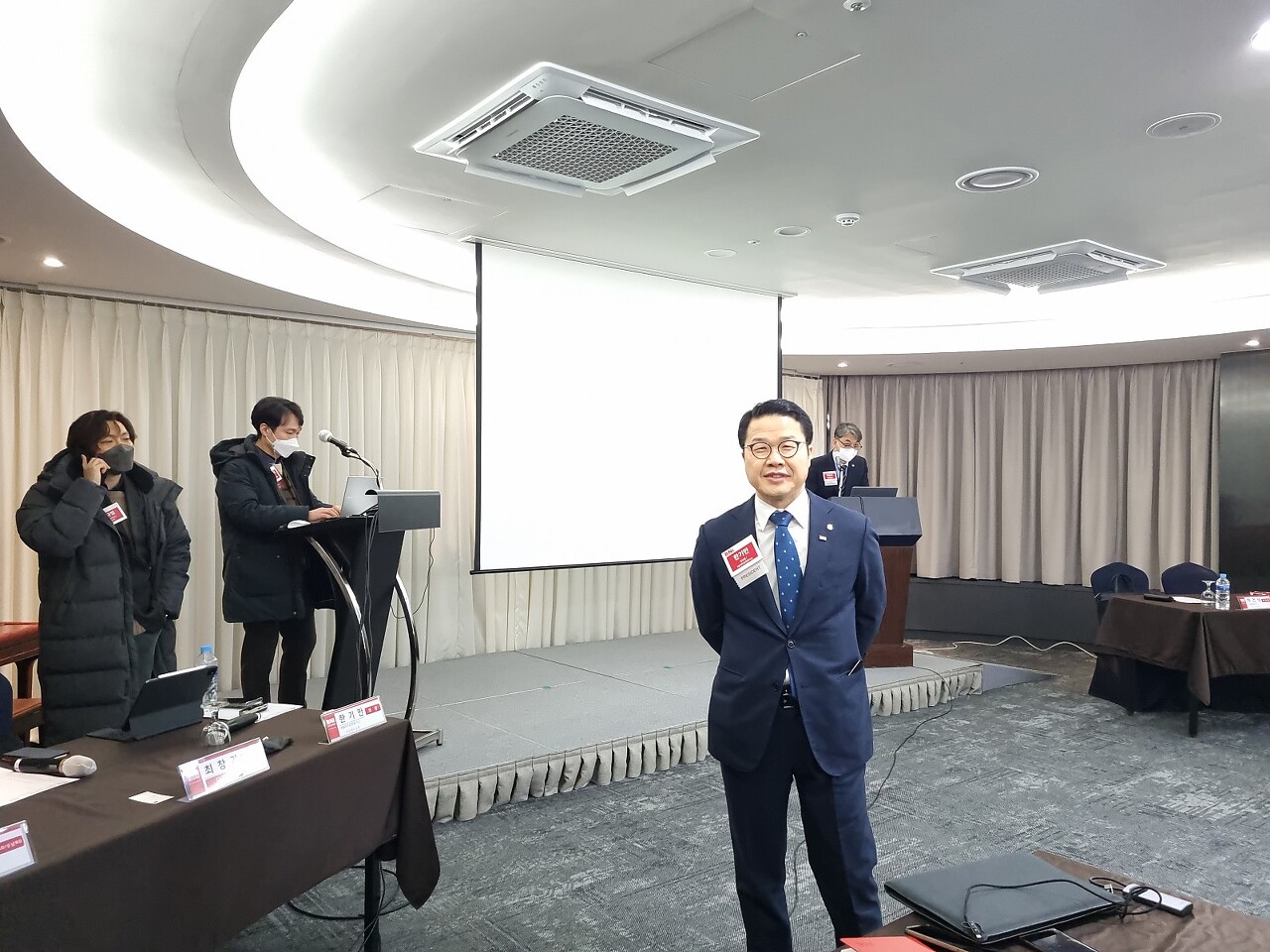 인보험 전문분야 한기만 의장이 서 있는 자세로 서울홀을 회의장을 배경으로 활짝웃으며 한 컷 촬영하였습니다.