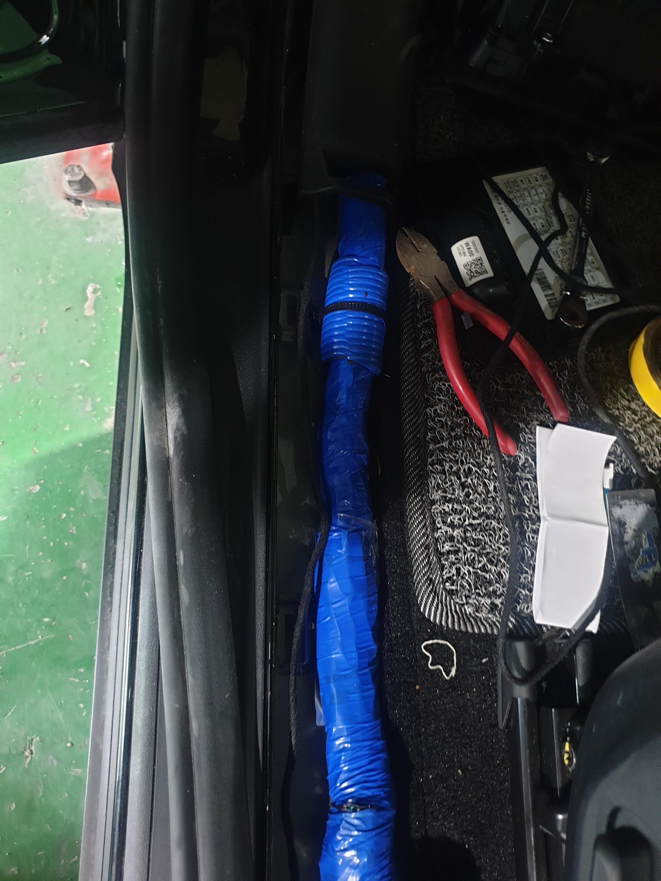 운전석 시트 하단