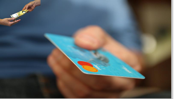 신용카드를 건네는 손과 현금을 주고받는 손이 함께 나타나 실제 카드깡, 즉 부정한 현금화 행위의 위험성을 직관적으로 보여줍니다