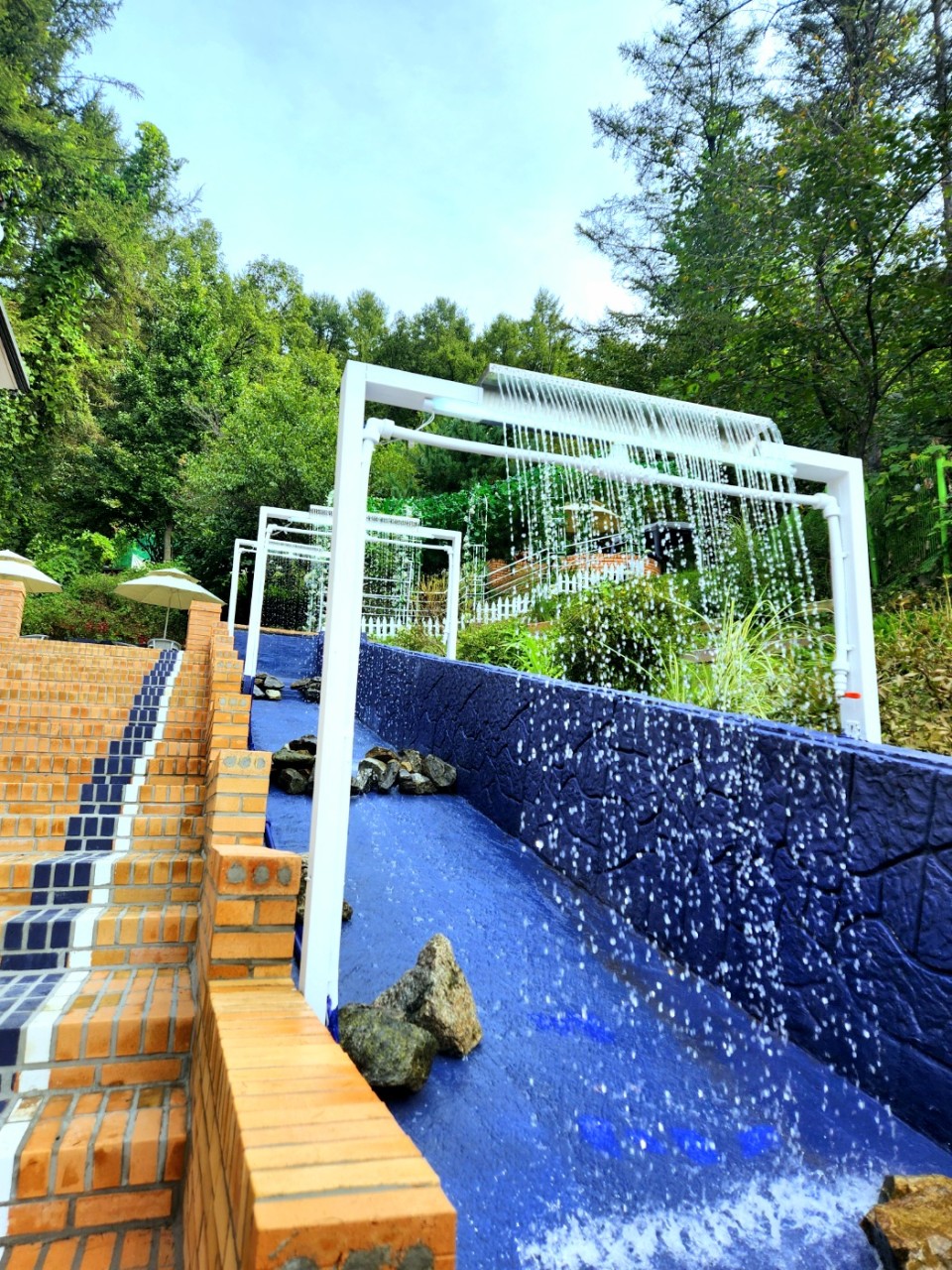 라꾸에스타 카페 외부 인공 물가 사진