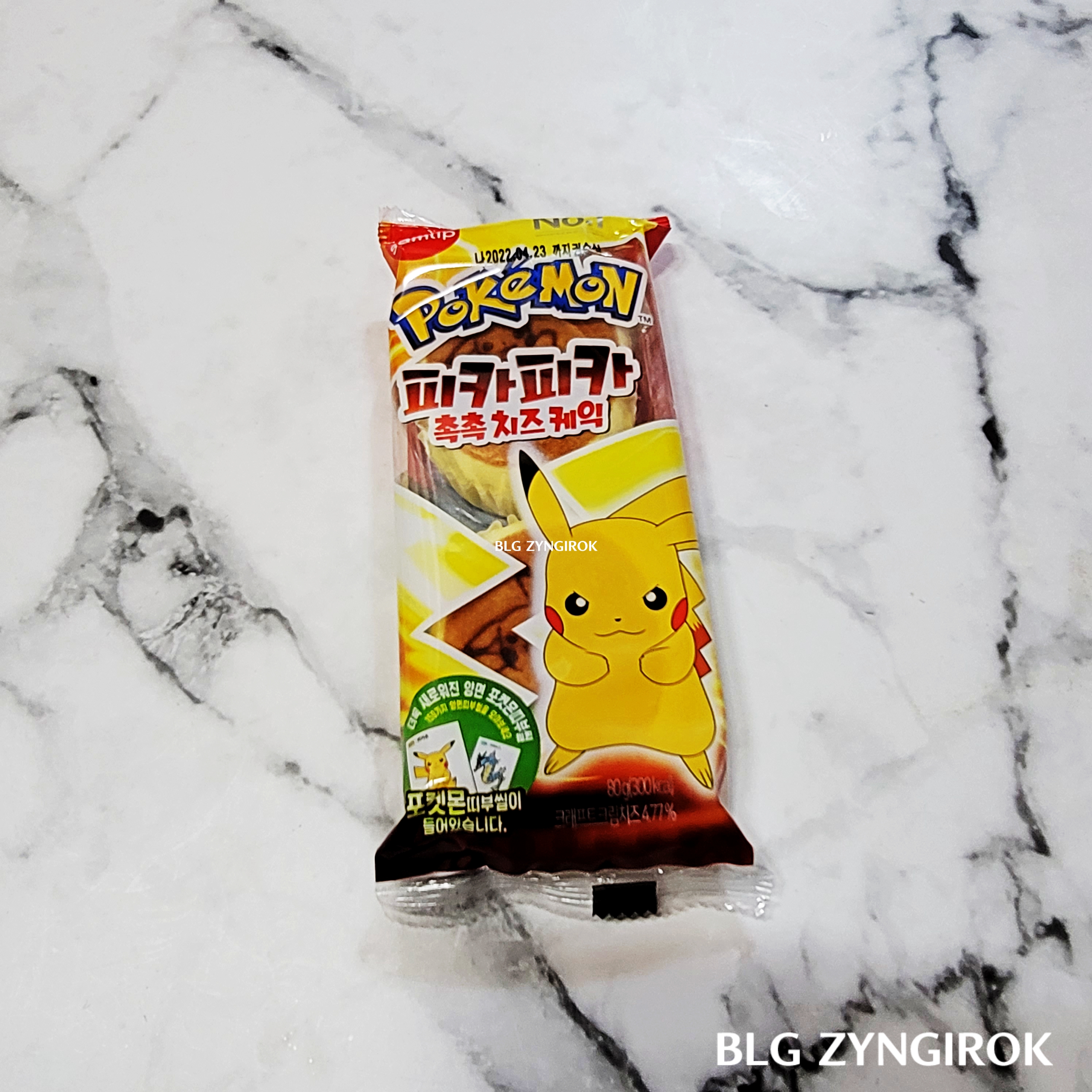 포켓몬스터빵-피카츄-치즈케익이-놓여있다.