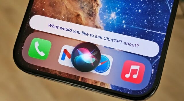 애플이 최근 개선된 시리 기능 출시를 연기한 가운데 이와 관련한 집단소송이 제기되고 있다.