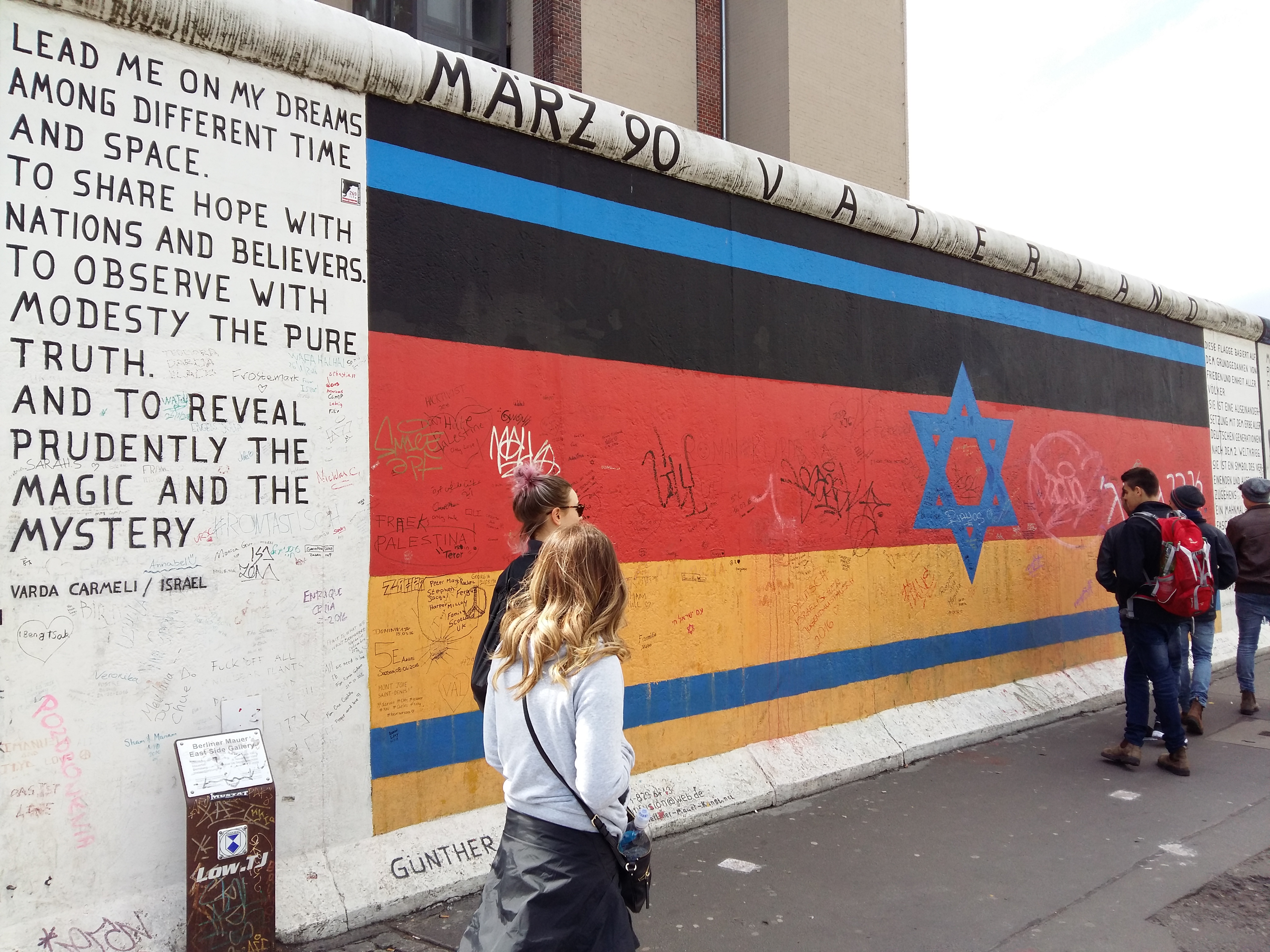 독일 베를린 장벽과 이스트 사이드 갤러리에 그려진 이스라엘과 독일의 깃발