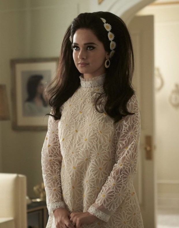 흰 꽃무늬의 국화 문양의 흰 드레스를 입고 있는 여자 주인공 머리띠를 하고 있다.