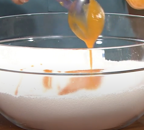 한국의 떡 종류 살구떡-살구즙을 멥쌀가루에 넣는다.