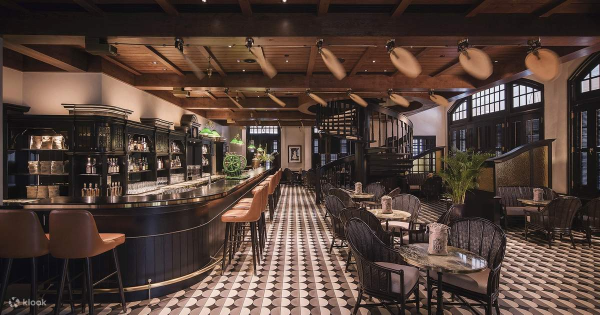 Long Bar at Raffles Hotel (사진 출처: www.klook.com)