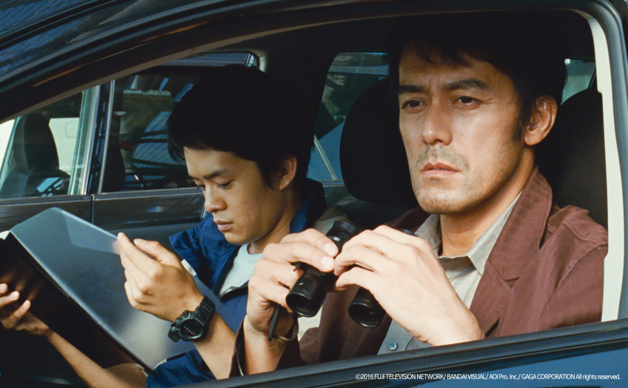 흥신소 탐정일을 하며 차에서 어딘가를 망원경으로 쳐다보는 료타