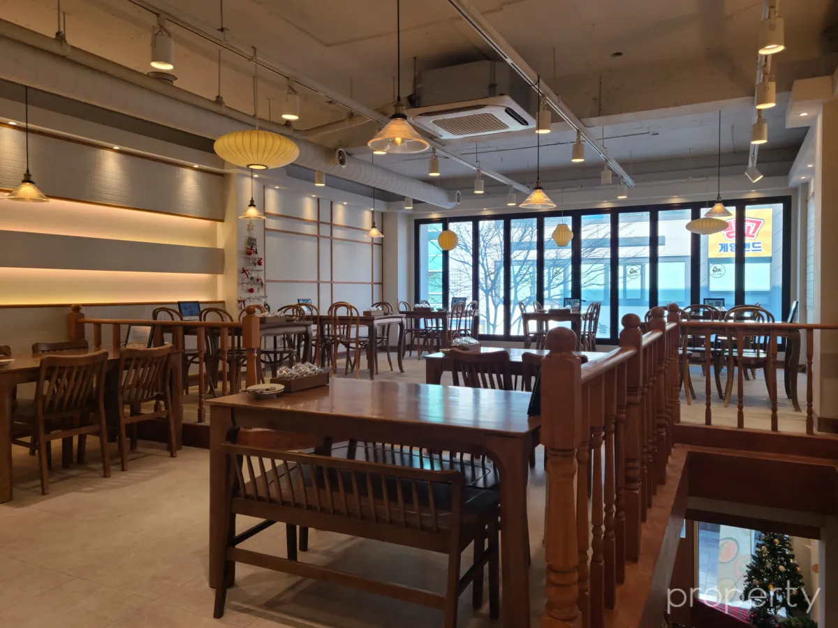 2층내부창가방향-화이트우드톤의인테리어-노란색led조명-따뜻한느낌-테이블이많은