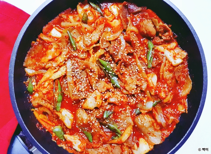 앞다리살 제육볶음 고추장 양념이 잘 배어 윤기 나게 완성된 제육볶음 모습