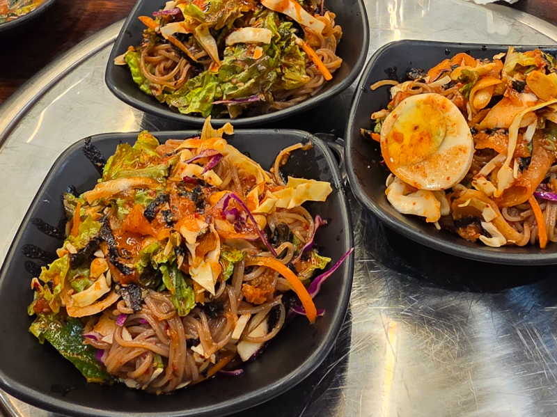 쟁반국수를 3개로 나눈 모습니다. 장원닭갈비