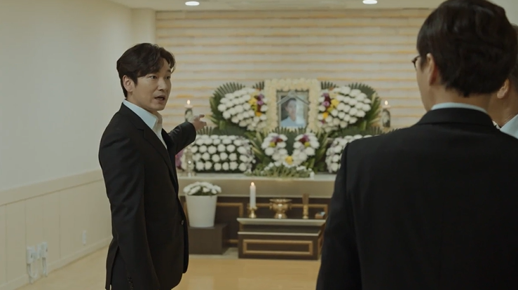 영일재 전 장관은 왜 딸을 지켜주지 않았냐고 황시목을 원망하는데 황시목 검사는 왜 싸우지 않았냐며 본인이 두려웠던거 아니냐고 하는데..