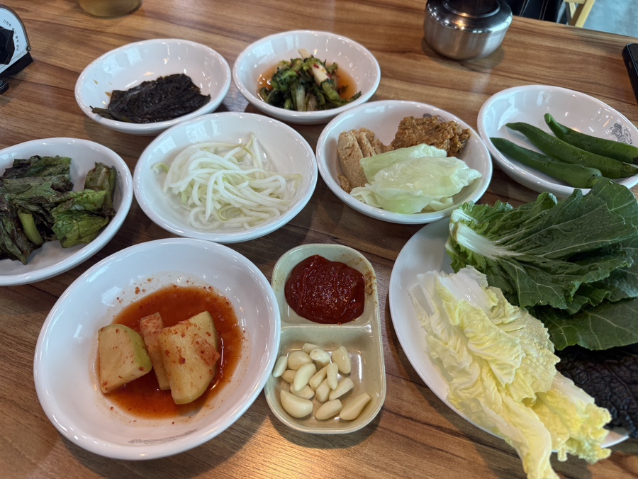 천안 유량동 시골연탄불고기냉면집에서 제공되는 기본 반찬 상차림 모습