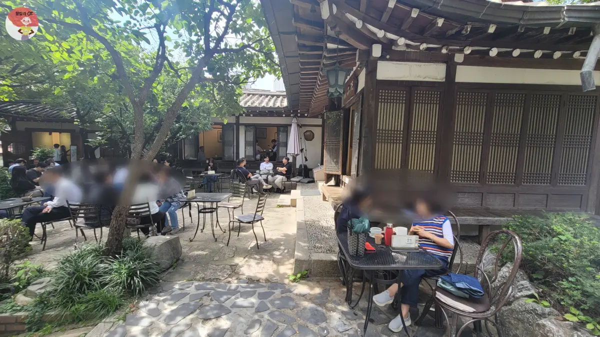 종로구-인사동-경인미술관-전통다원-실외-정원석에-앉은-사람들