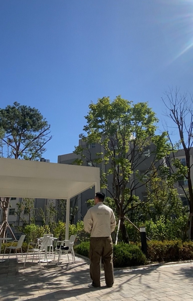 데일리룩(오뭘입)마뗑킴 코팅 점퍼 베이지&#44; 프리즘웍스 와이드 카고 팬츠 카키&#44; VANS 반스 체커보드 블랙화이트&#44; 빈티지패션&#44; 데일리룩&#44; 남자데일리코디&#44; 남자데일리패션&#44; ootd