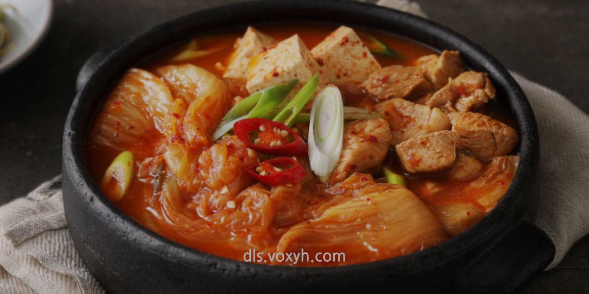 뚝배기에 김치찌개가 담겨져 있습니다