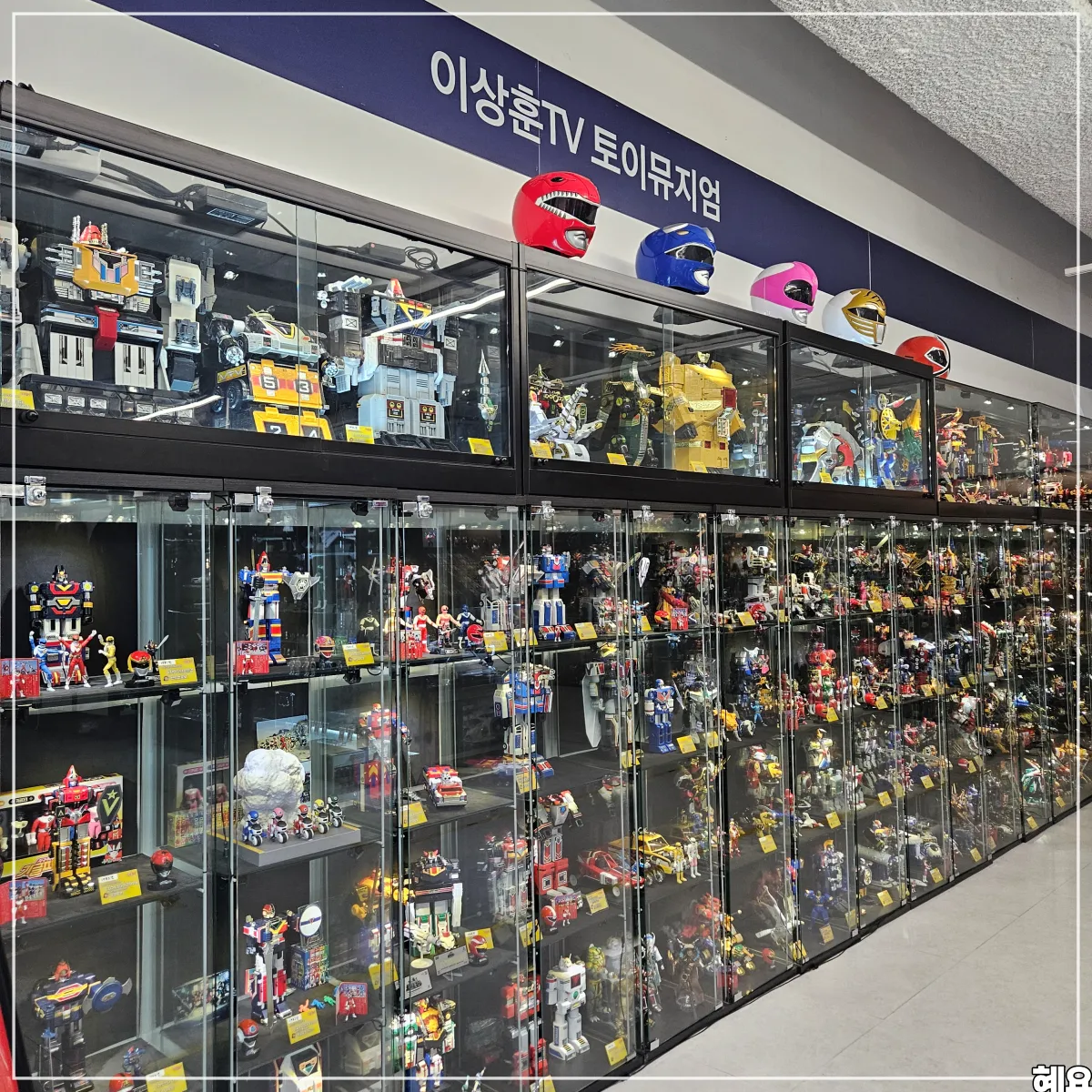 다양한-파워레인저-소품과-피규어들이-전시되어-있다