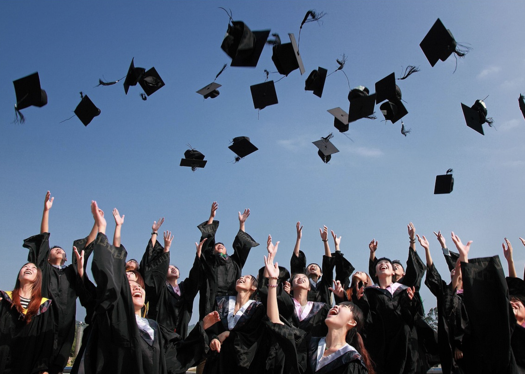 대학생들 졸업식에서 즐거워하는 모습