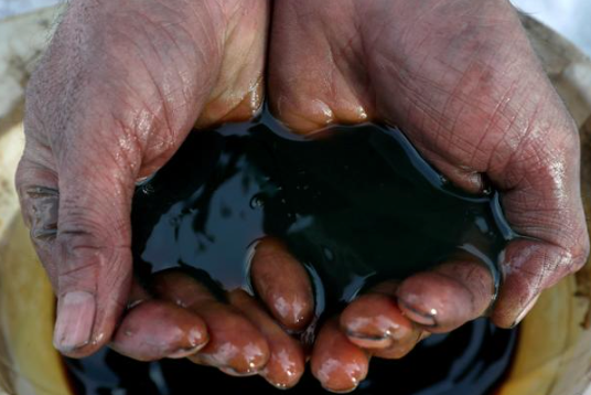 검은 진흙덩어리에 가까운 원유