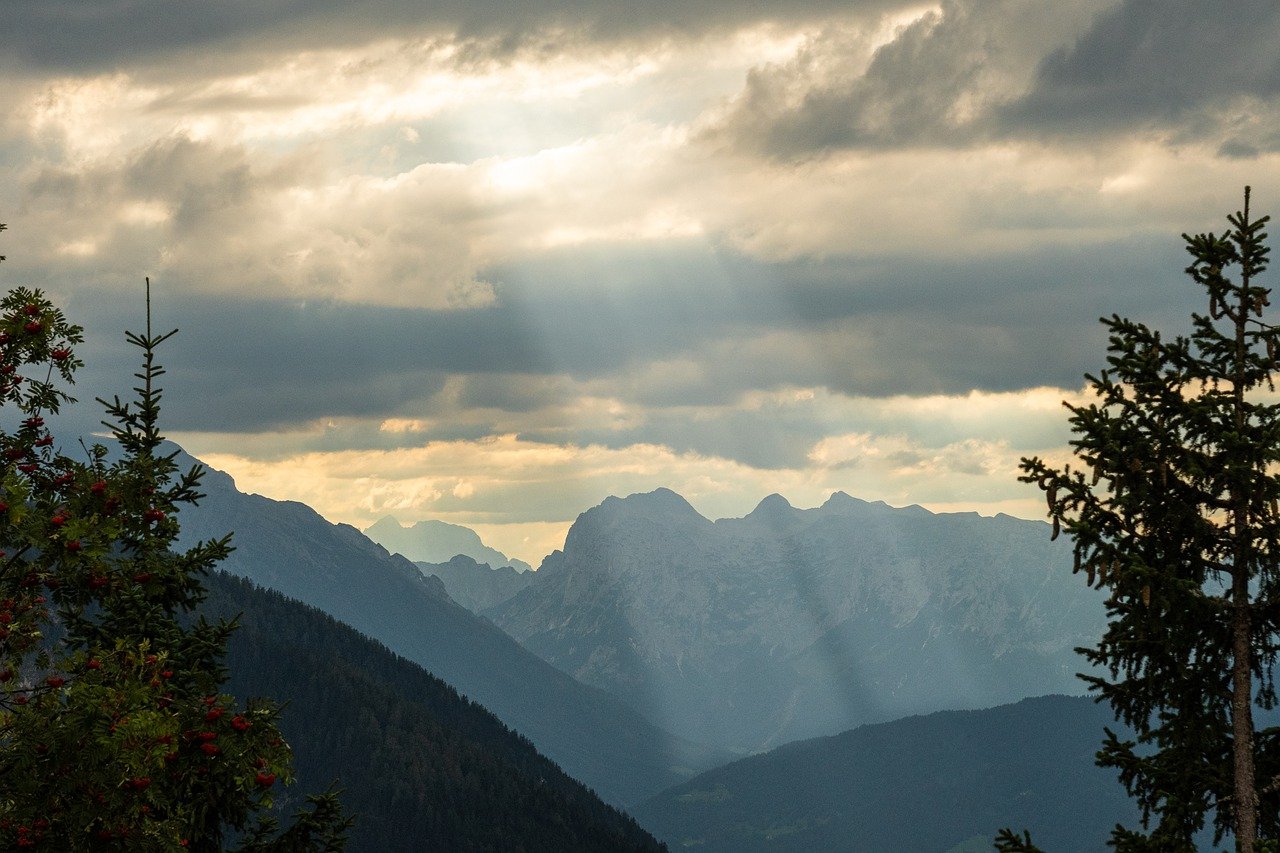 신비로운 분위기를 주는 운무광(Crepuscular Rays).