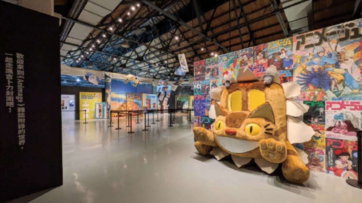 전시장 입구에 설치된 고양이 버스