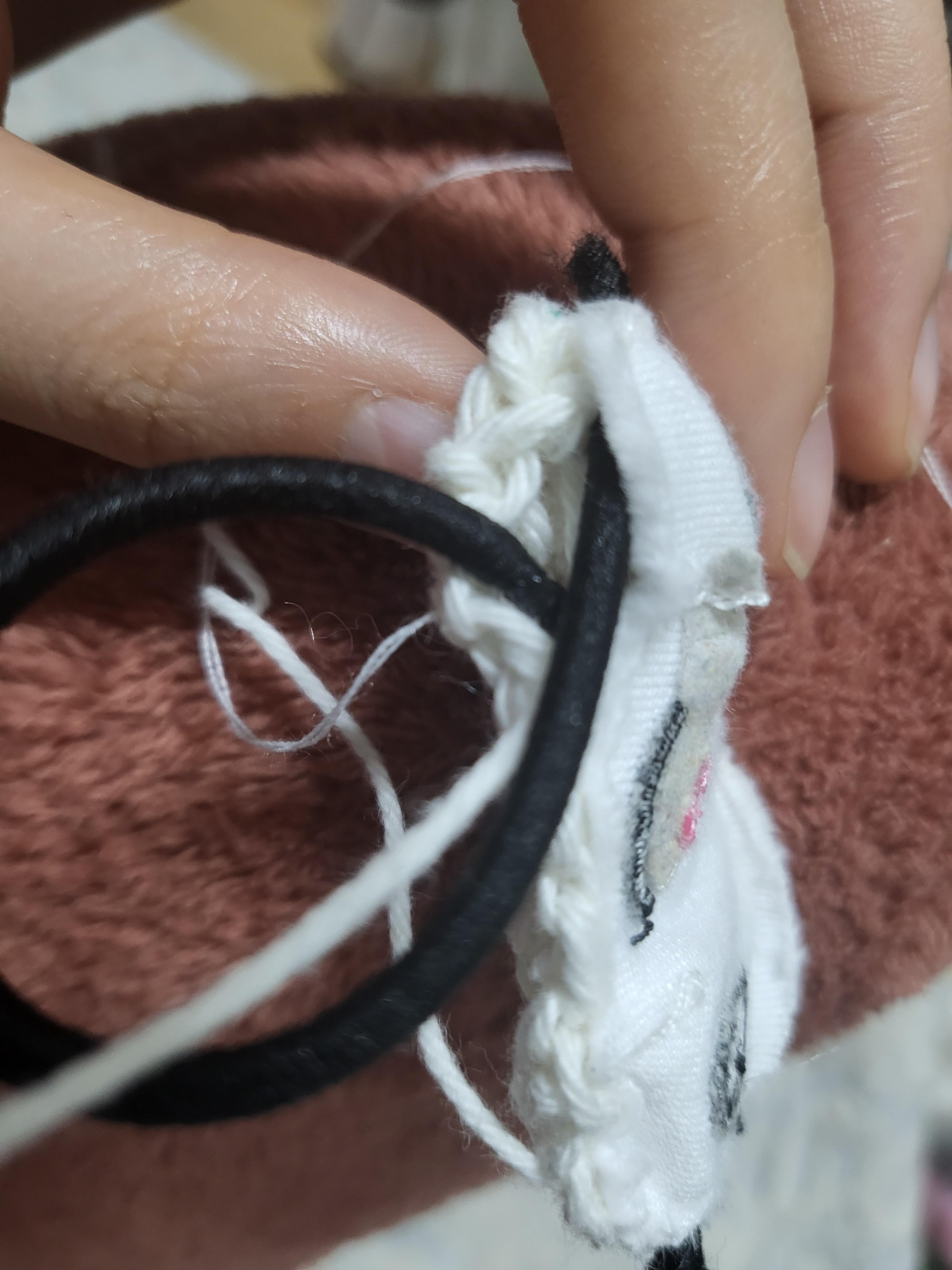 3. 고무줄 머리끈 한쪽을 자른 후, 세로면 중간에 고무줄을 널어 꼬매준다.

※ 주의할 점! 뒤집었을 때 끈의 끝부분이 밖으로 튀어나오지 않도록 고려해서 꼬맬 것!