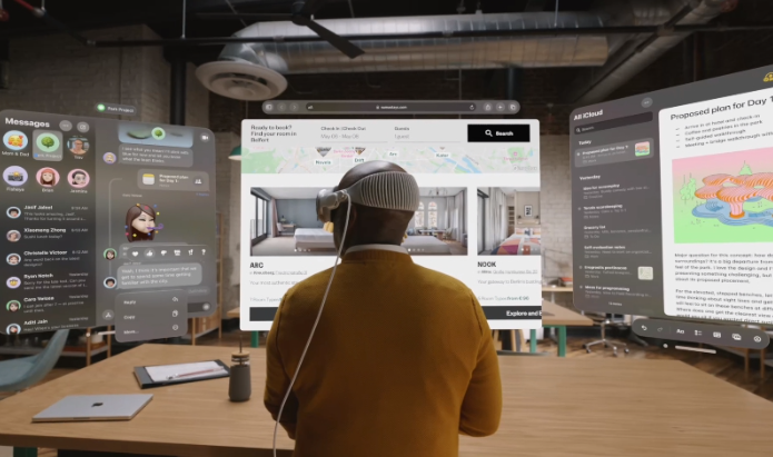 한 남자가 애플 비전프로를 이용해 공간 컴퓨팅을 하고 있다