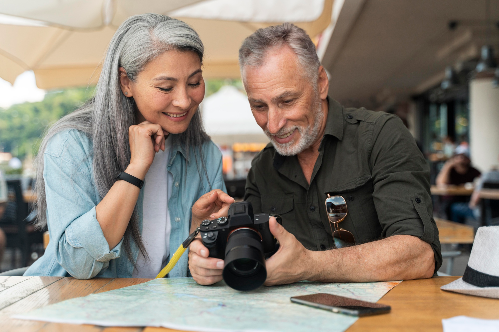 최신 시니어라이프트랜드를 반영하는 시니어부부가 여행중 찍은 사진을 카메라로 같이 보며 미소짖는 모습