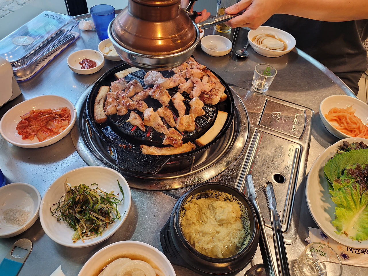 테이블 위에서 생갈비를 굽고있는 사진