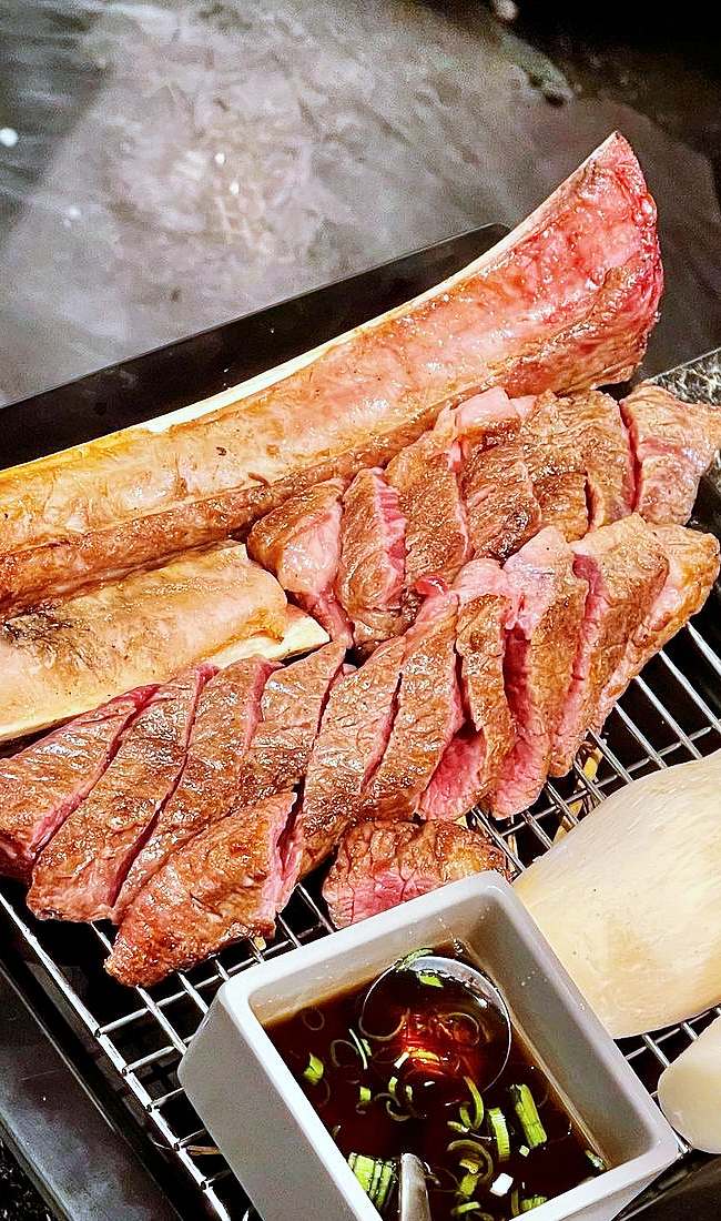 볏짚 훈연 흑소 통뼈 소갈비 숯불구이 이유있는 맛쓰리 우대갈비 안양 범계 맛집 추천