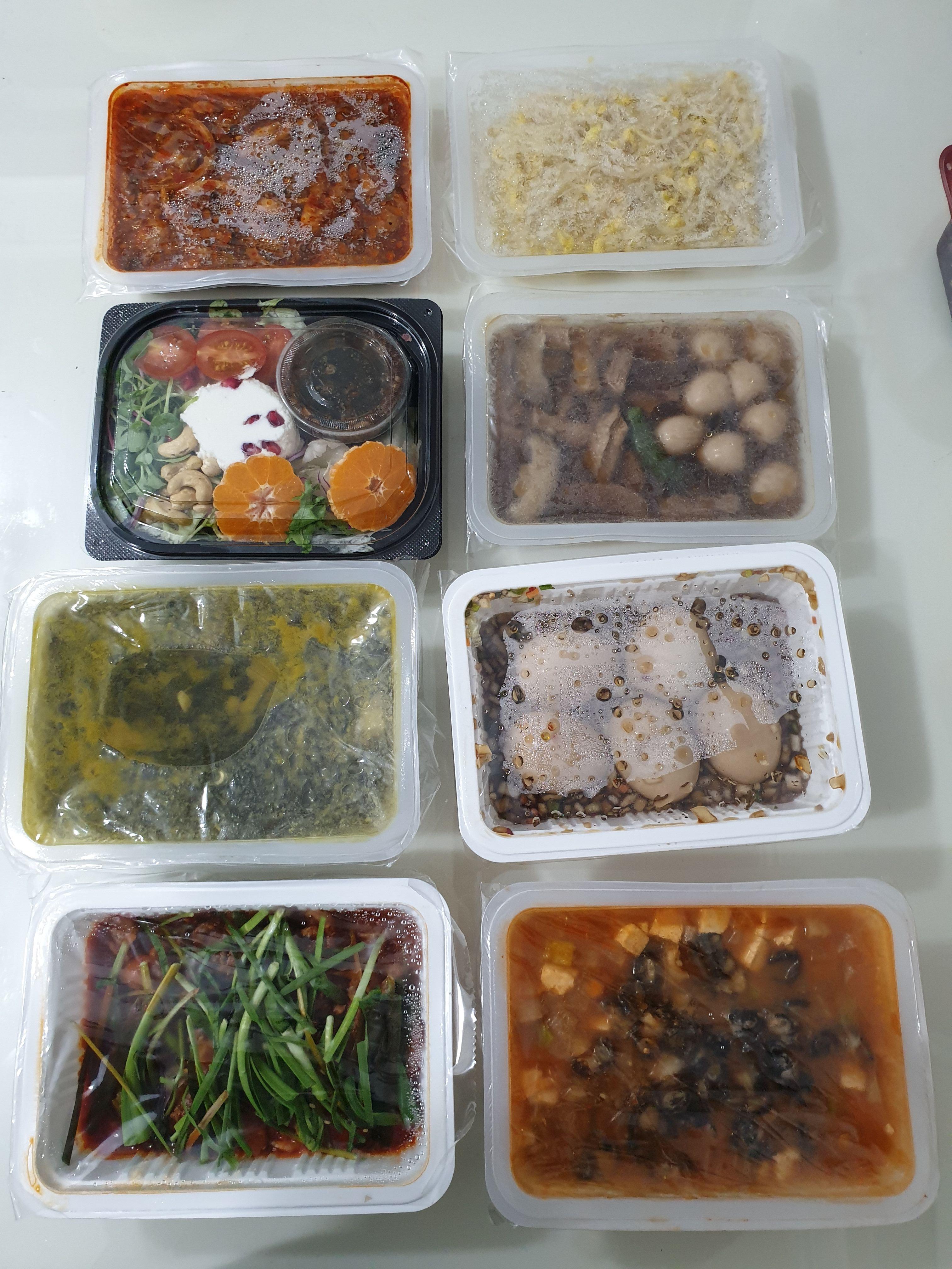 일회용 팩에 든 콩나물,샐러드,미역국