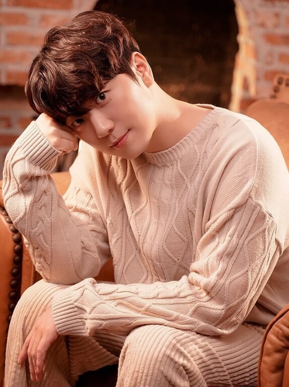 손을머리에대고있는-니트입은남성의모습