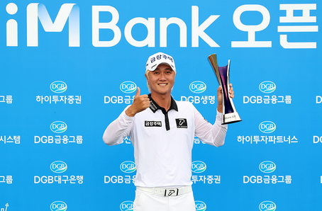 허인회 KPGA 우승 트로피 들고 있다
