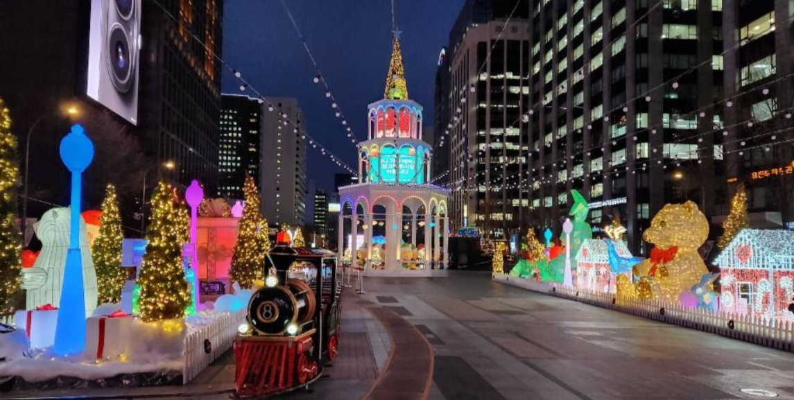 2025 겨울 청계천의 빛, 황금빛으로 물드는 서울의 연말 축제